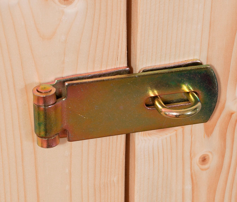 Metallschlaufe und Riegel an Holztür.