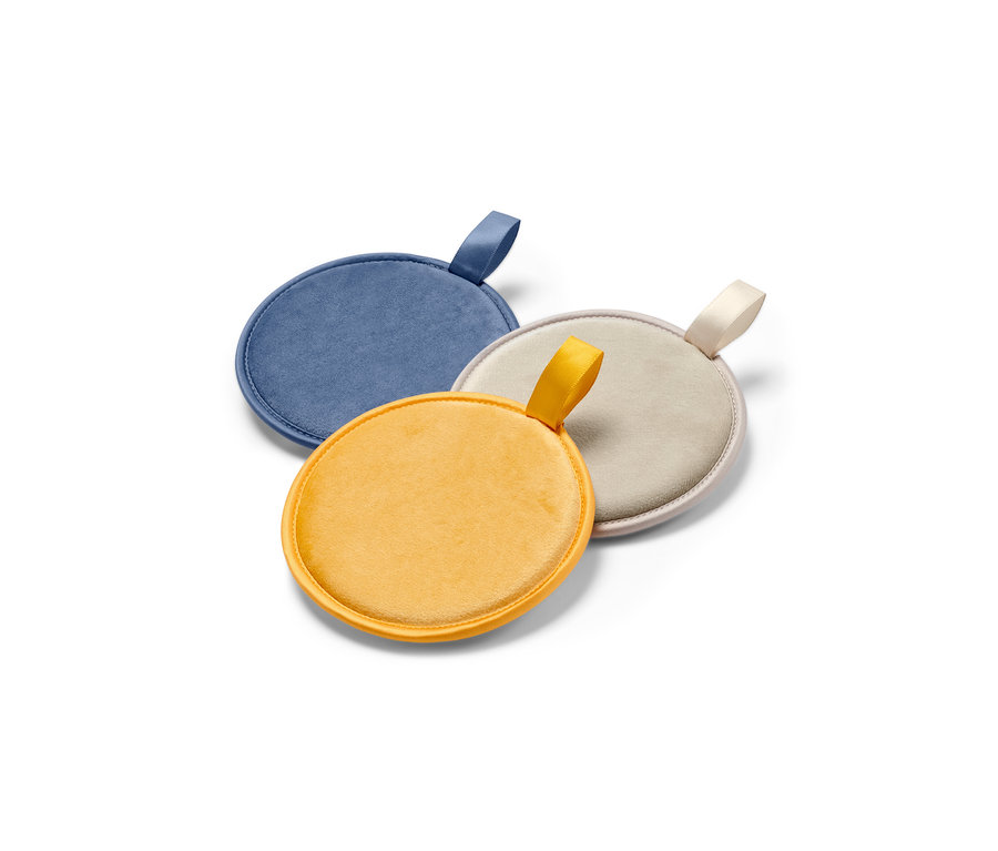 Drei wiederverwendbare XL-Abschminkpads in Blau, Gelb und Braun.