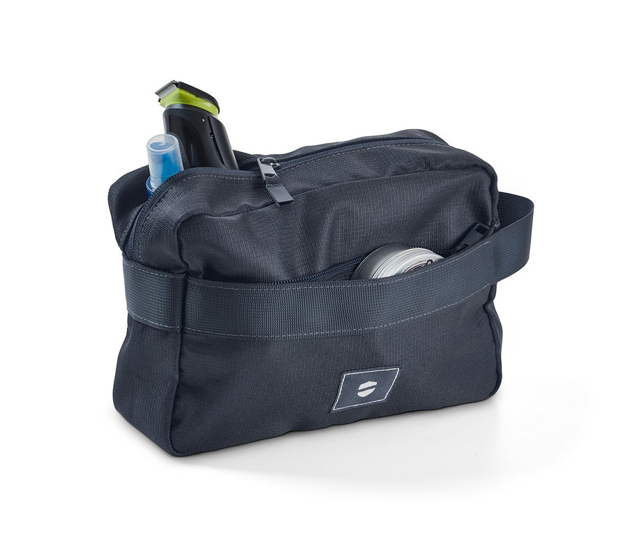 Offene Kulturtasche mit verstauten Toilettenartikeln.