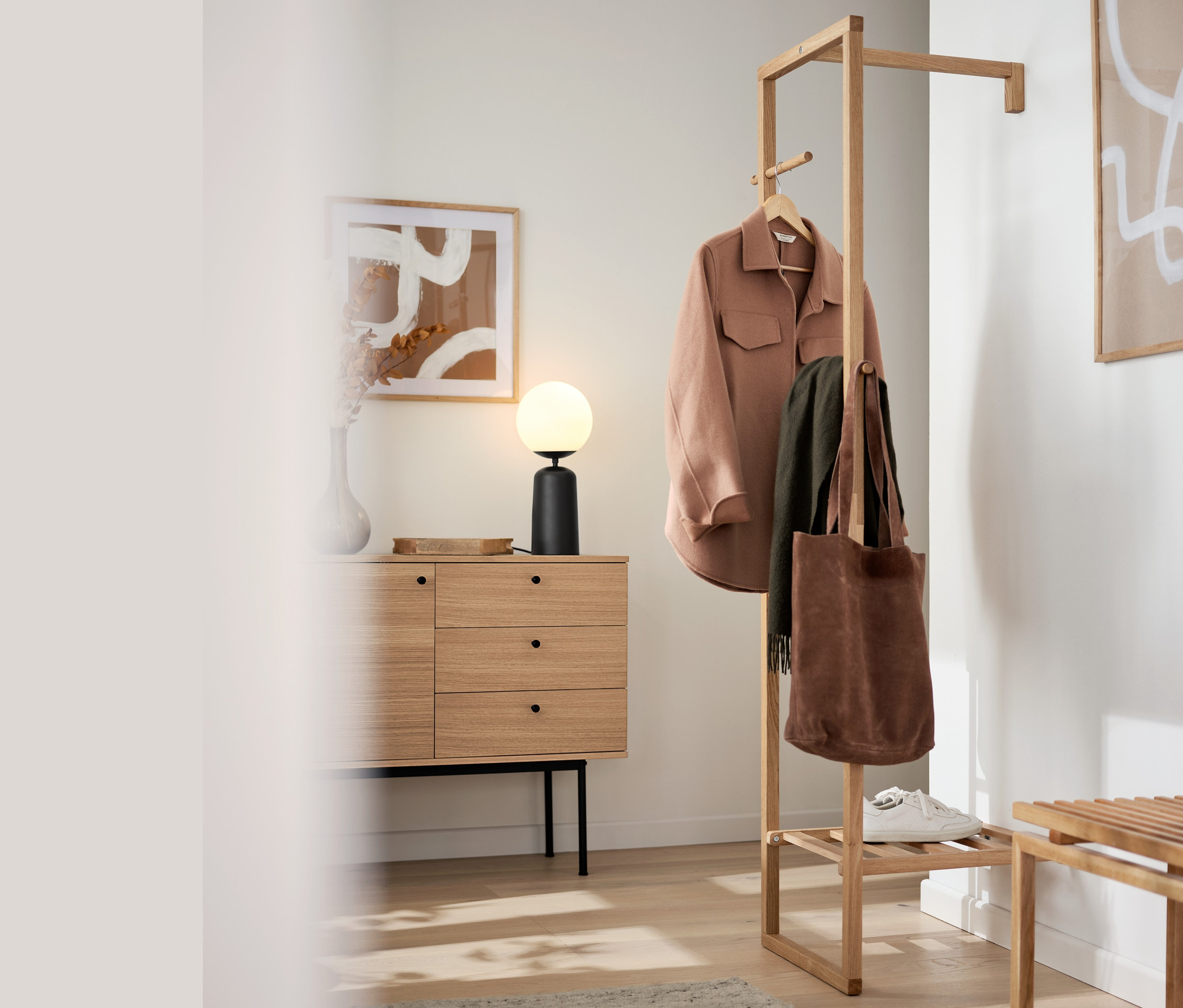Innenaufnahme mit Konsole »Finnsbo« mit Schubladen, Garderobenständer und Tischleuchte mit Glaskugel.