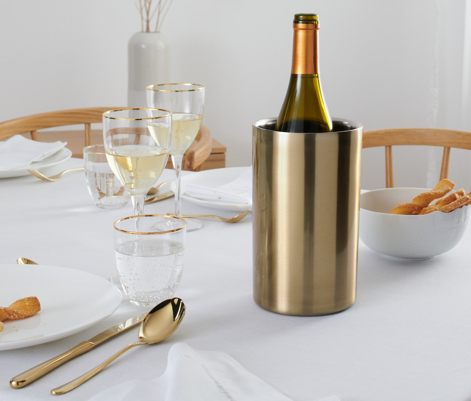 Weinflasche in einem Weinkühler auf einem Tisch.