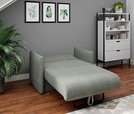 Graues DOMO collection Schlafsofa 1-Sitzer »Helsinki« steht im Raum.