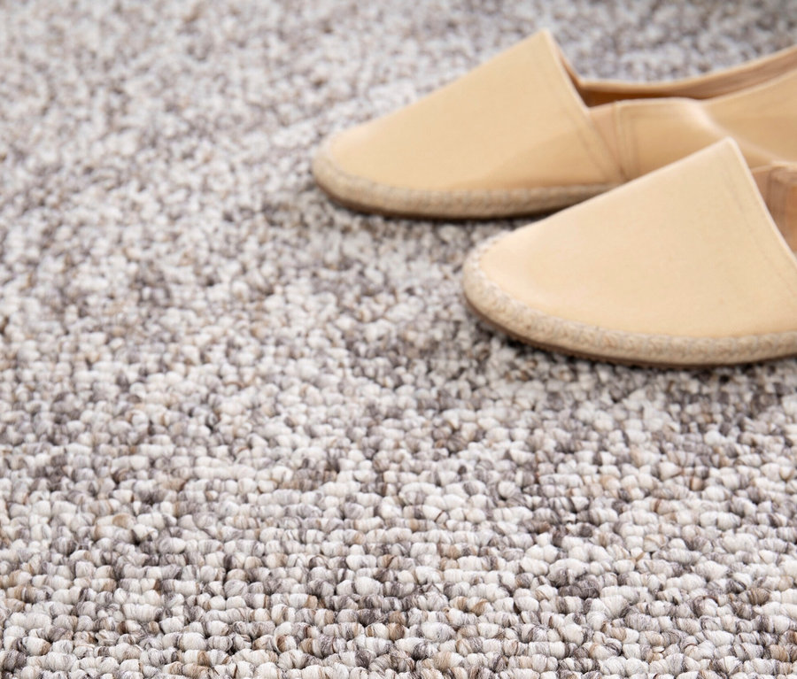 Beige Espadrilles liegen auf Teppich »Lino«, taupe.