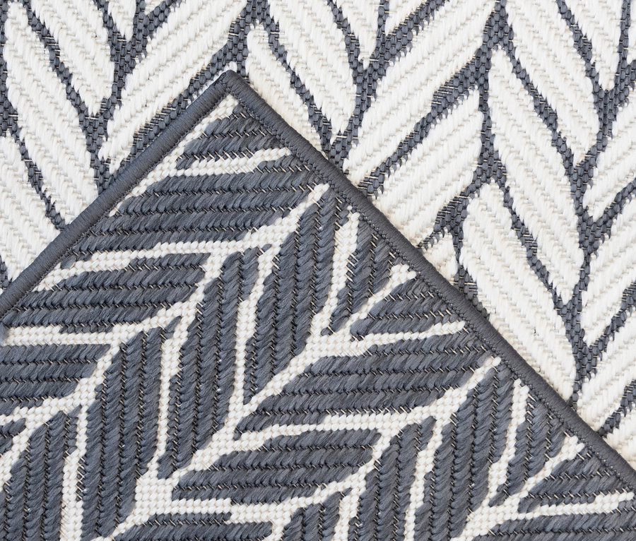Detailaufnahme eines grau-weißen Outdoor-Wendeteppichs »Knitted Joy«.