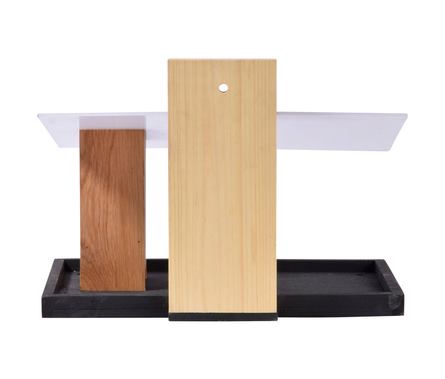 Detailaufnahme eines Design-Vogelhauses »Futura I« mit Holzelementen und einem weißen Dach.