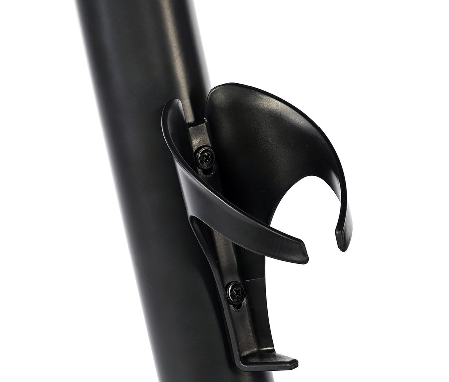 Detailaufnahme eines schwarzen Getränkehalters, der an der Stange des Heimtrainers Ergometer »ET 3.1« befestigt ist.