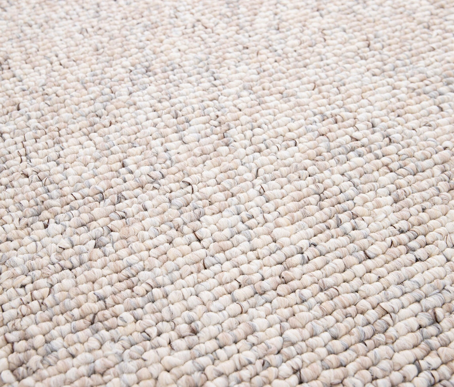 Nahaufnahme der Textur eines graubeigen Teppichs »Lino«.