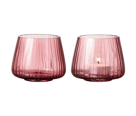 Zwei rosafarbene 2 Bitz Teelichthalter »Kusintha«, in einem brennt ein Teelicht.