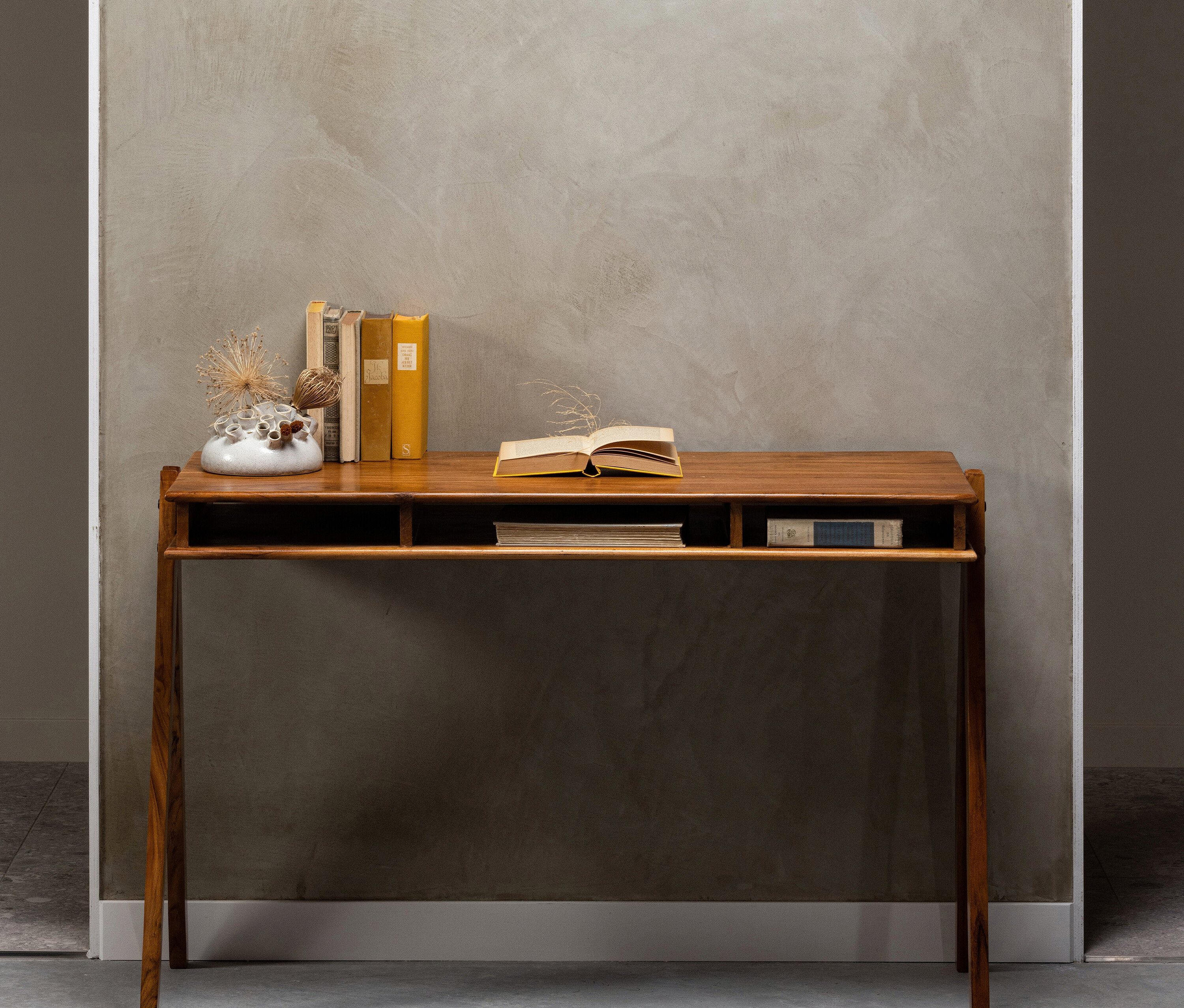 Brauner BePureHome Schreibtisch »Compartment« mit Büchern und Dekorationen.