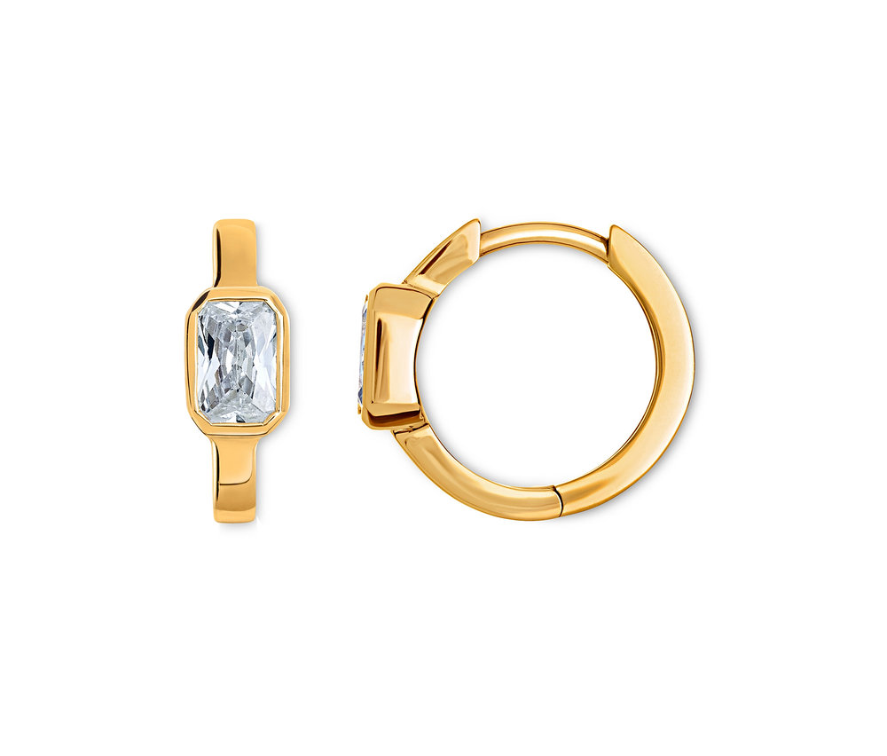 Zwei goldene Ohrringe mit rechteckigen, klaren Steinen.