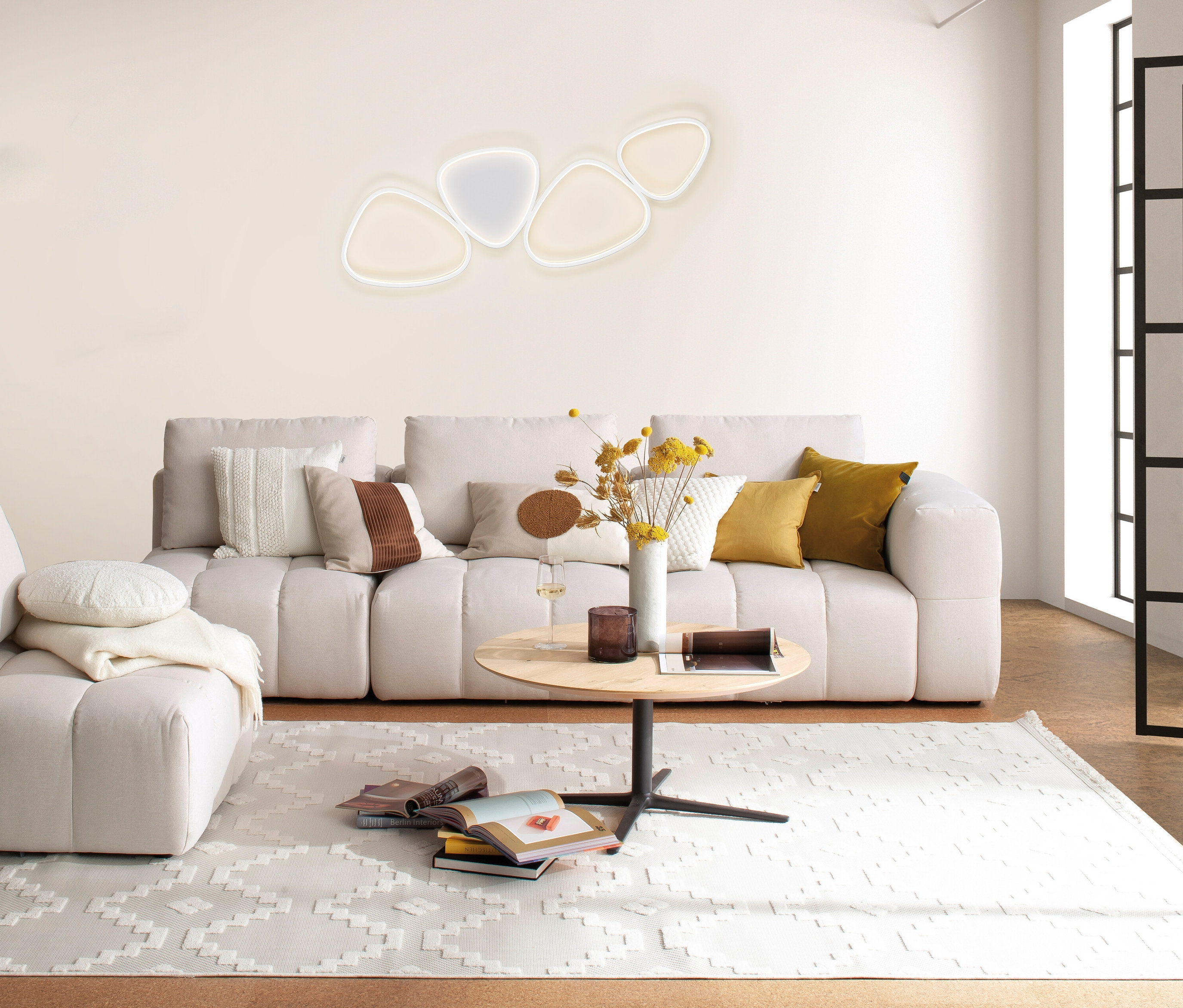 Wohnzimmer mit Sofa, Teppich und SCHÖNER WOHNEN-Kollektion Deckenleuchte »Pebbles«, lang.