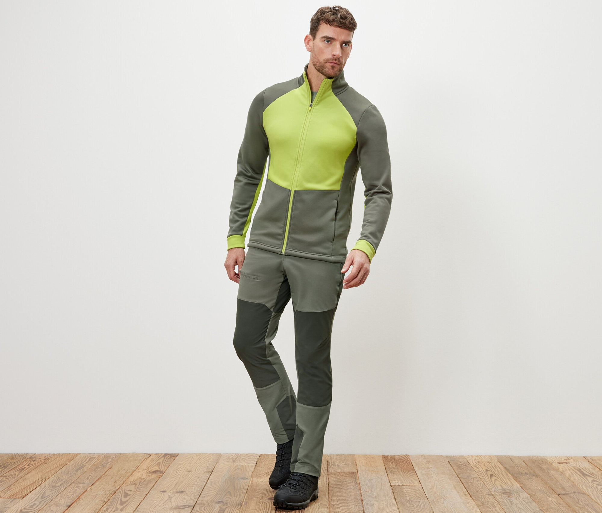 Mann posiert in Thermojacke und Hose.