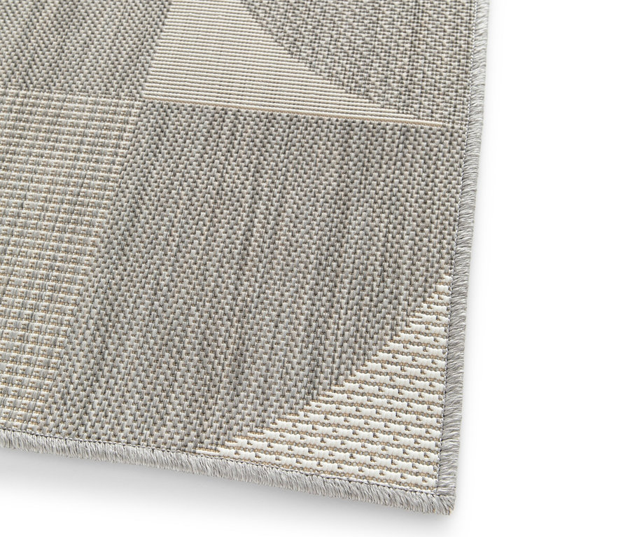 Detailaufnahme eines faltbaren Outdoor-Teppichs im geometrischen Design.