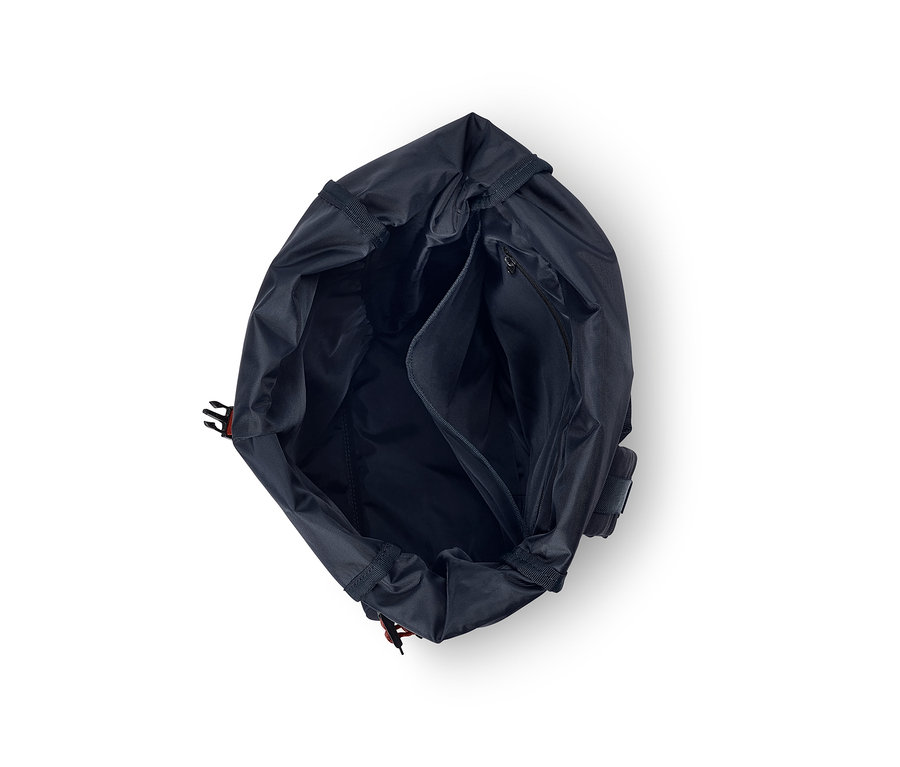 Offener marineblauer Outdoor-Rucksack.