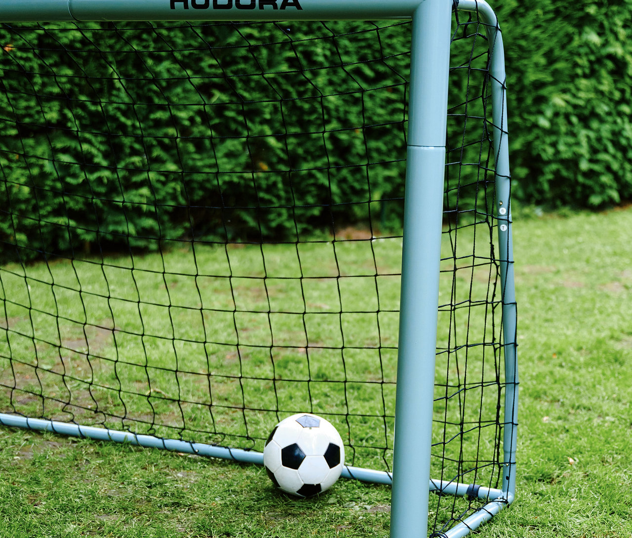 Hudora Fußballtor »Expert 240« mit schwarz-weißem Fußball auf Rasen.