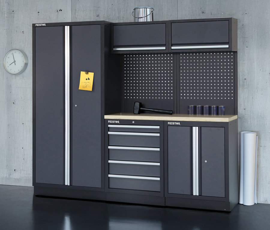 Ein schwarzer FEISTOS Werkzeugschrank »Apollo 1« mit Schubladen, Schränken und einer Lochwand.