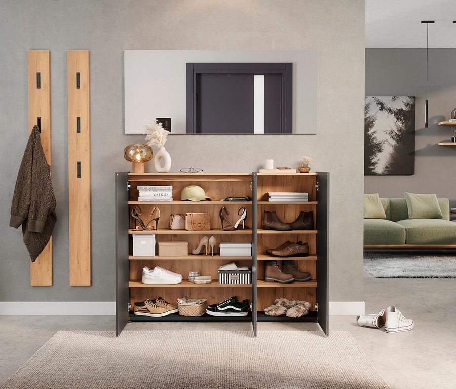 Eingangsbereich mit Schuhschrank, Spiegel, Hängegarderobe, Hocker, Handtasche und Dekorationen.