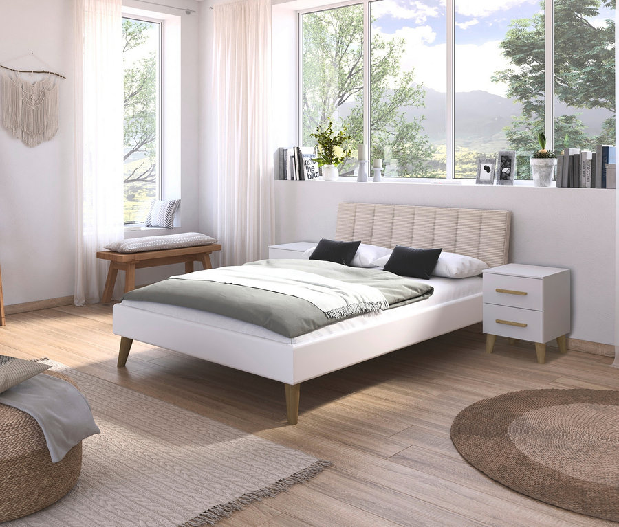 Schlafzimmer mit weißem Bett, Nachttisch und Holzregal.