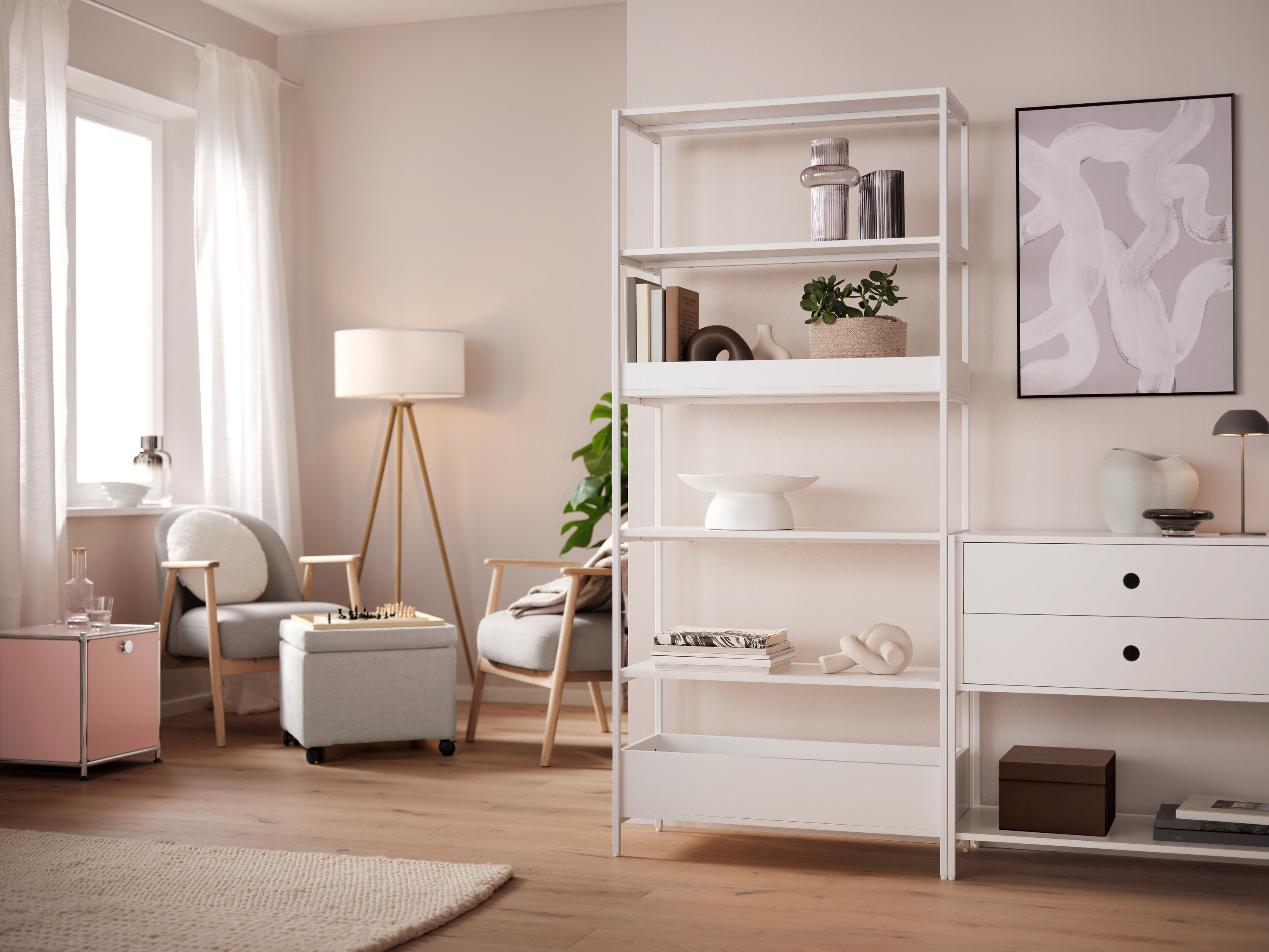 Graue LED-Akku-Tischleuchte steht auf dem Tisch.