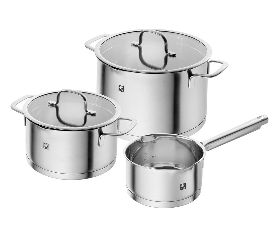 Ein Set aus drei Edelstahltöpfen mit Deckeln.