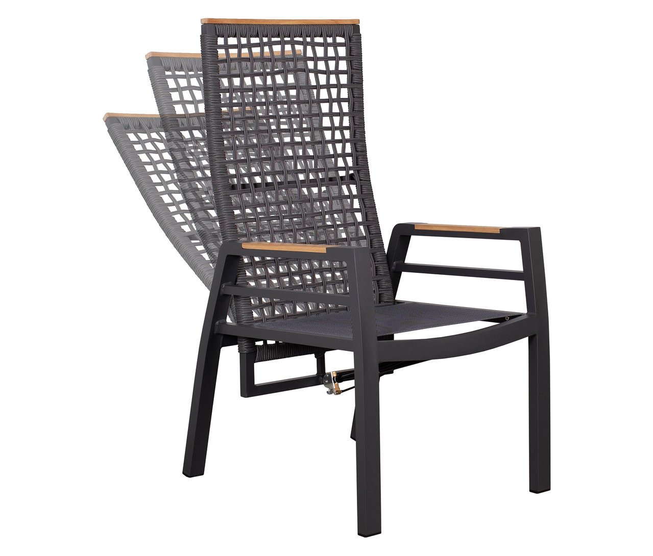 Ein verstellbarer grauer Stuhl mit Holzarmlehnen und geflochtener Rückenlehne.