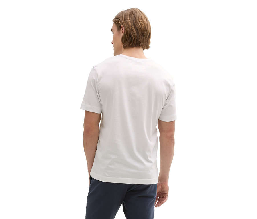 Mann von hinten mit blonden Haaren, trägt ein weißes Tom Tailor T-Shirt mit Logo und blaue Hose.