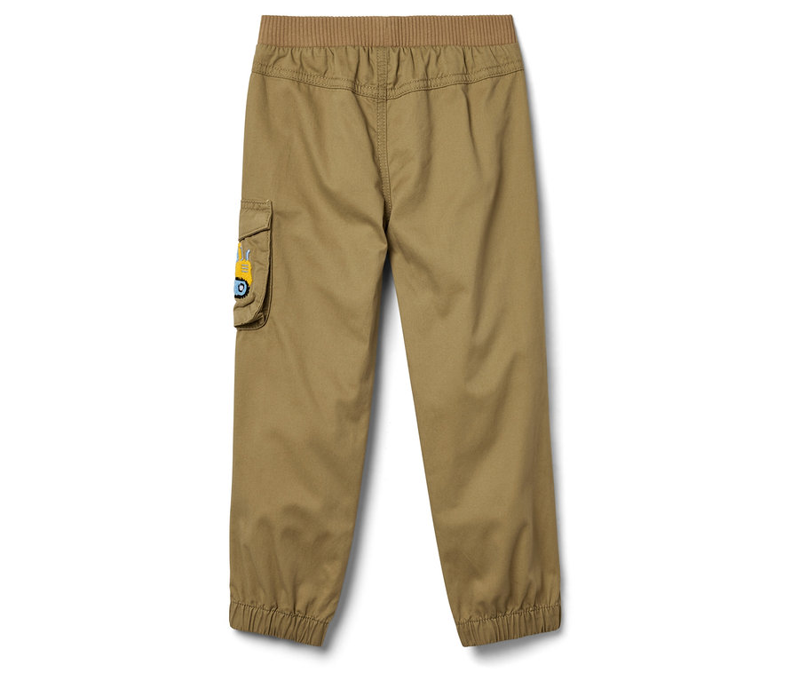 Khakifarbene Hose mit elastischem Bund und aufgesetzter Tasche mit Bagger-Applikation.