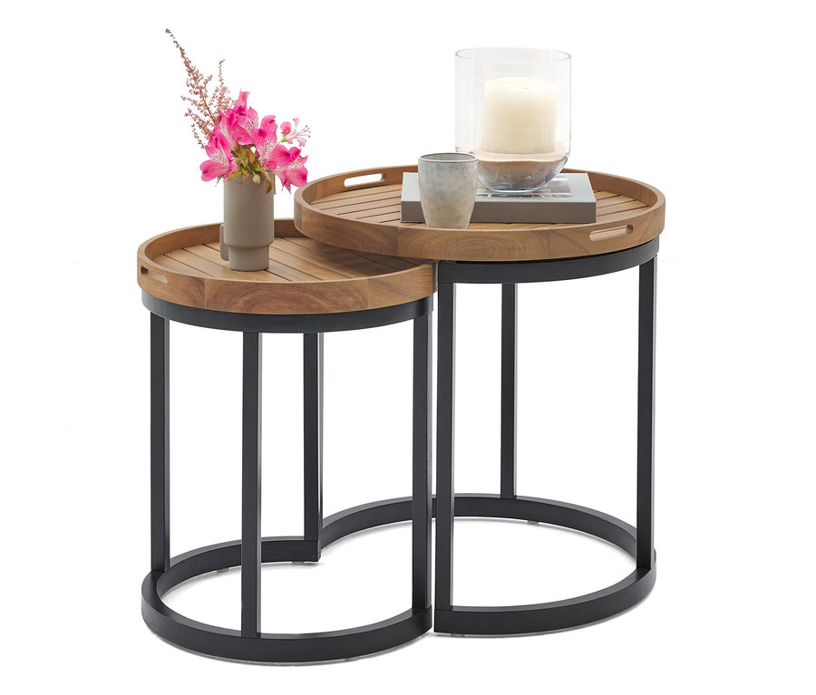 Zwei runde Beistelltische aus Holz und Metall, einer mit einer Vase mit rosa Blumen und einer mit einer Kerze im Glas und einer Tasse.