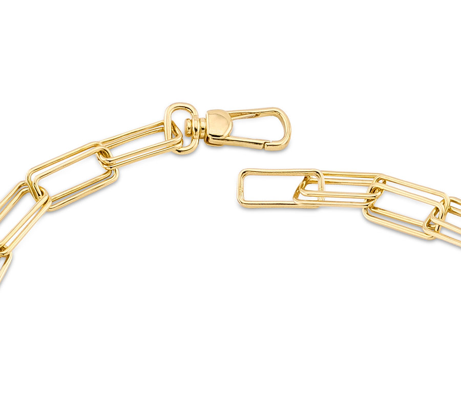 Nahaufnahme einer goldenen Gliederkette mit offenem Karabinerverschluss auf weißem Grund.