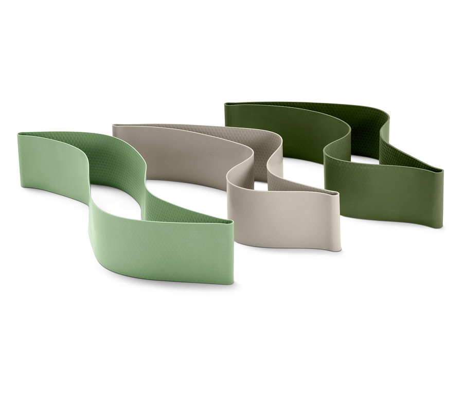 Drei gewellte, textile Bänder in Grün, Beige und Olivgrün liegen auf einem weißen Untergrund.