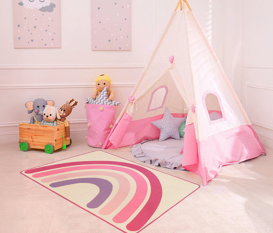 Rosa Kinderzimmer mit Tipi-Zelt, Spielzeugkiste mit Stofftieren und einem rosa Kinderteppich »Rainbow«.