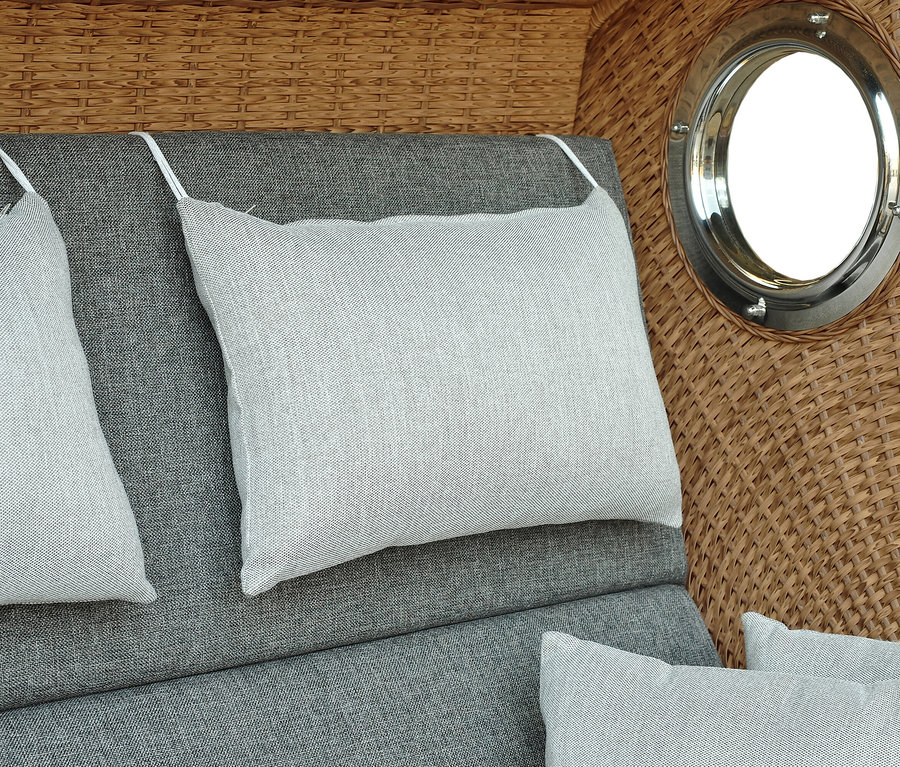 Detailansicht des DeVries Strandkorbs, Akazie, XL mit grauen Kissen und Bullauge.