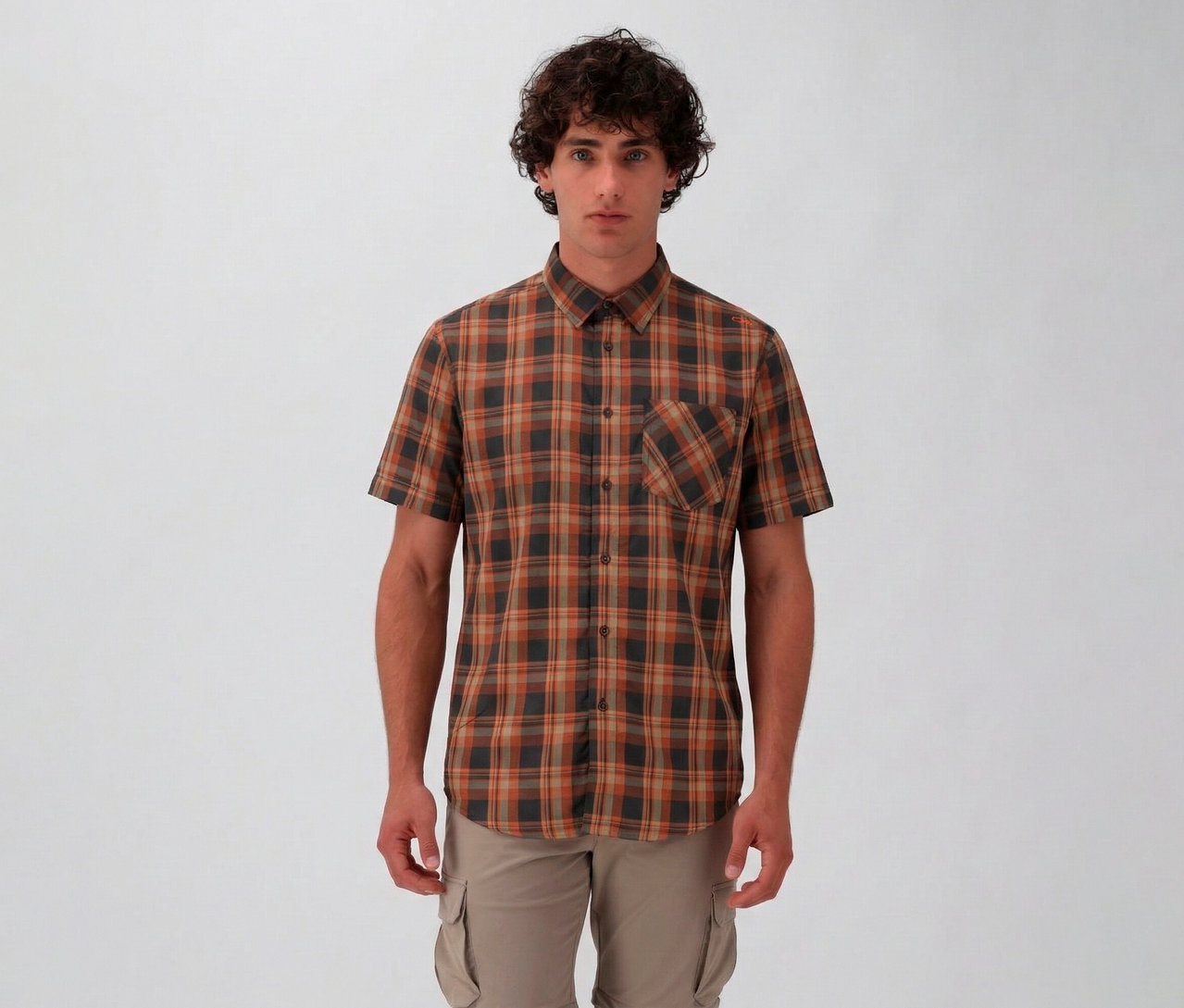 Mann trägt ein CMP Herren-Kurzarm-Hemd mit braunem und grauem Karomuster und beigefarbene Cargohosen vor einem weißen Hintergrund.