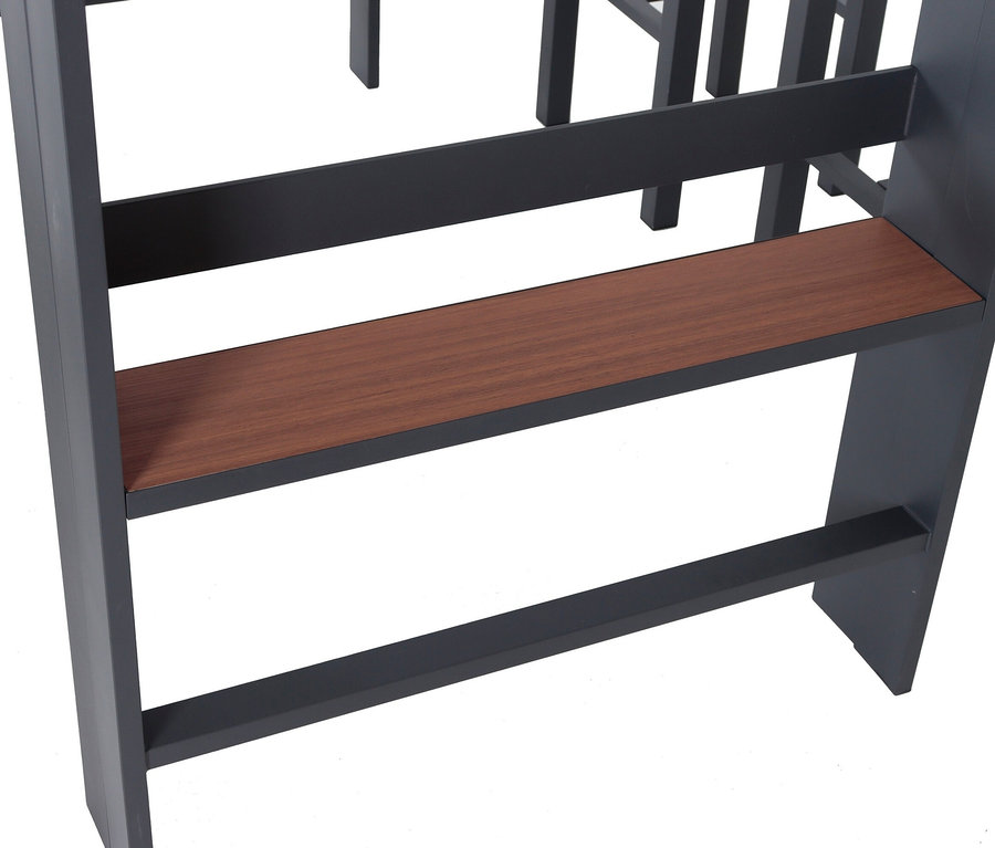 Detailansicht eines Leco Bartischs und 4 Hocker mit Ablage aus Holz.