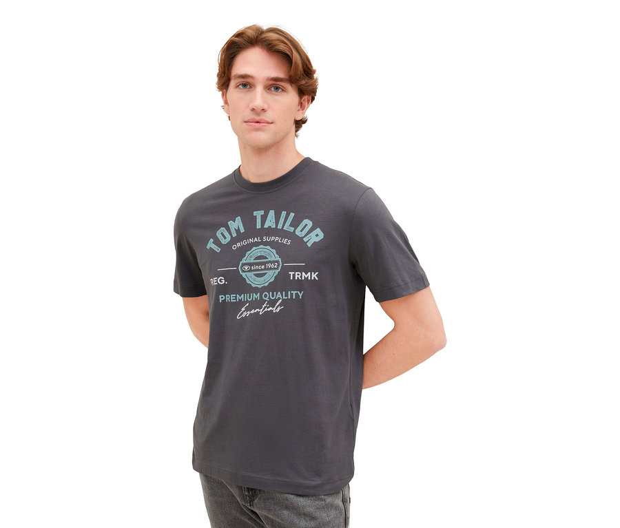 Mann mit grauem Tom Tailor T-Shirt mit Logo, Tarmac Grey.