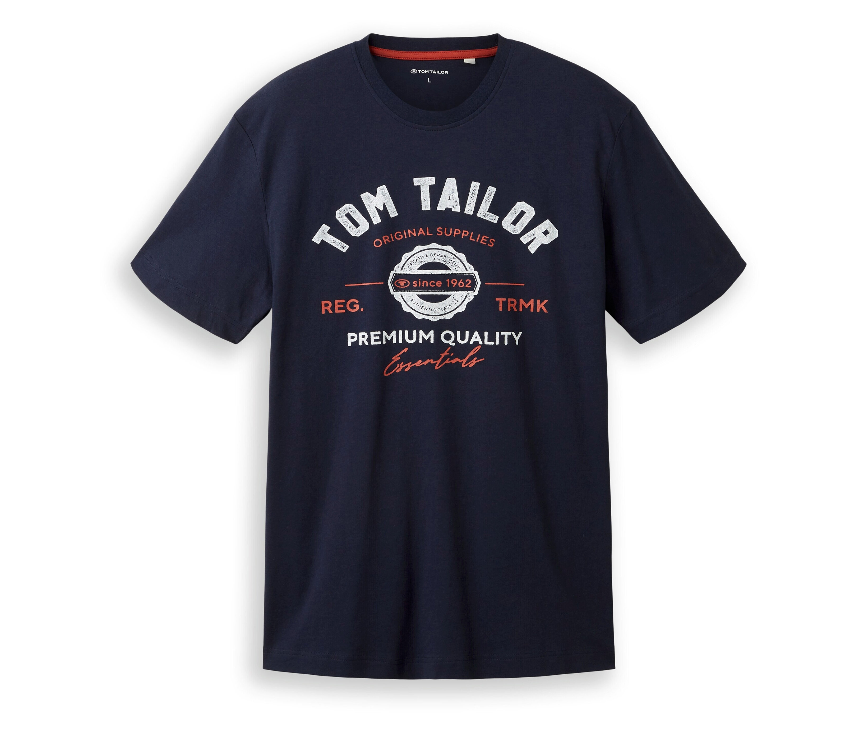 Das Tom Tailor T-Shirt mit Logo in Sky Captain Blue liegt flach und zeigt ein weißes Logo.