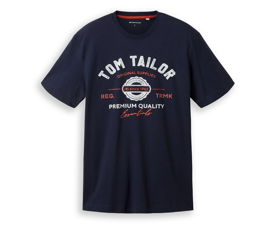 Das Tom Tailor T-Shirt mit Logo in Sky Captain Blue liegt flach und zeigt ein weißes Logo.
