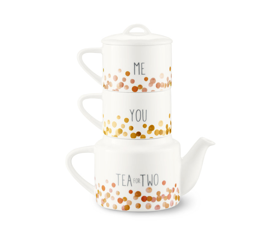 Eine Teekanne mit zwei Tassen, die aufeinander gestapelt sind. Die Teekanne trägt den Schriftzug TEA FOR TWO.