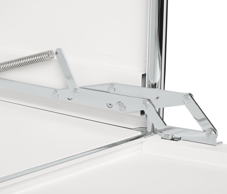 Detailansicht des weißen Sideboards Metall »CN3« niedrig mit Klappenfächern mit silbernem Schließmechanismus.