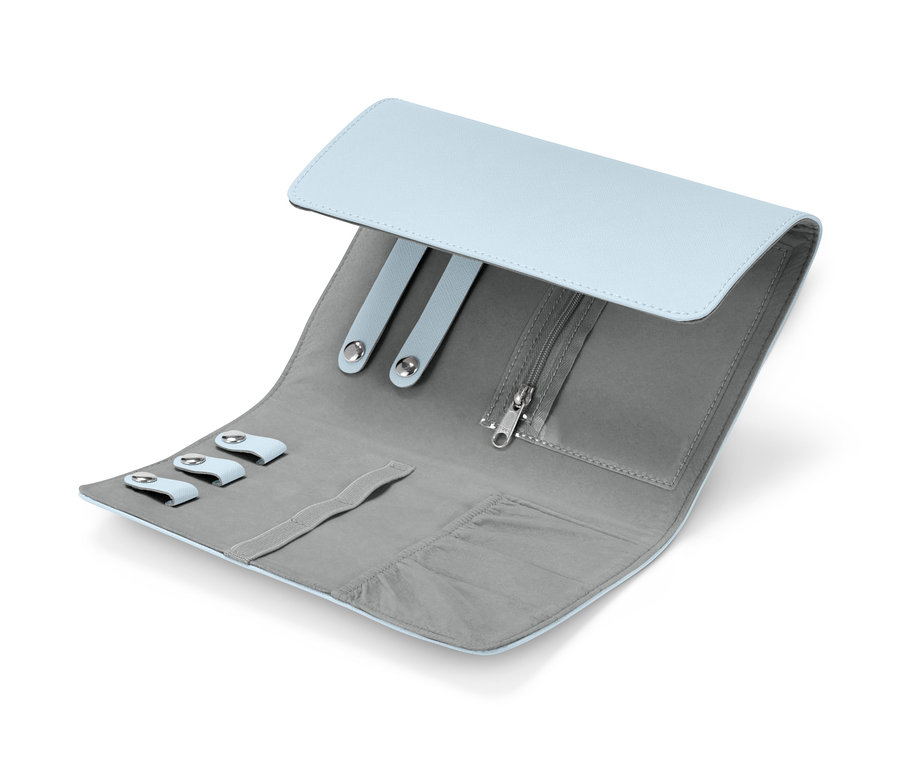 Geöffnete blaue Schmuck-Aufbewahrung mit Fächern.