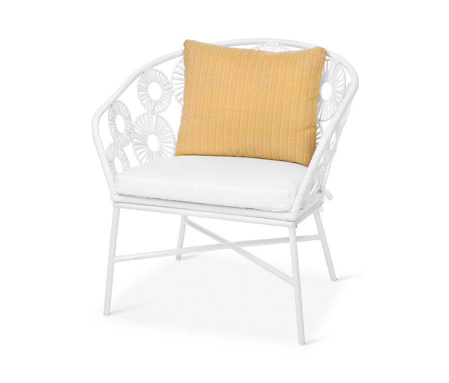 Weißer Loungesessel mit beigem Kissen.