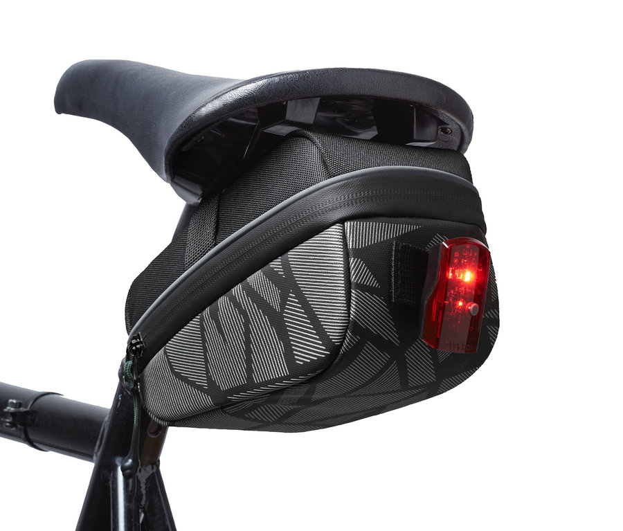 Eine schwarze Fahrrad-Satteltasche ist am Sattel eines Fahrrads befestigt.