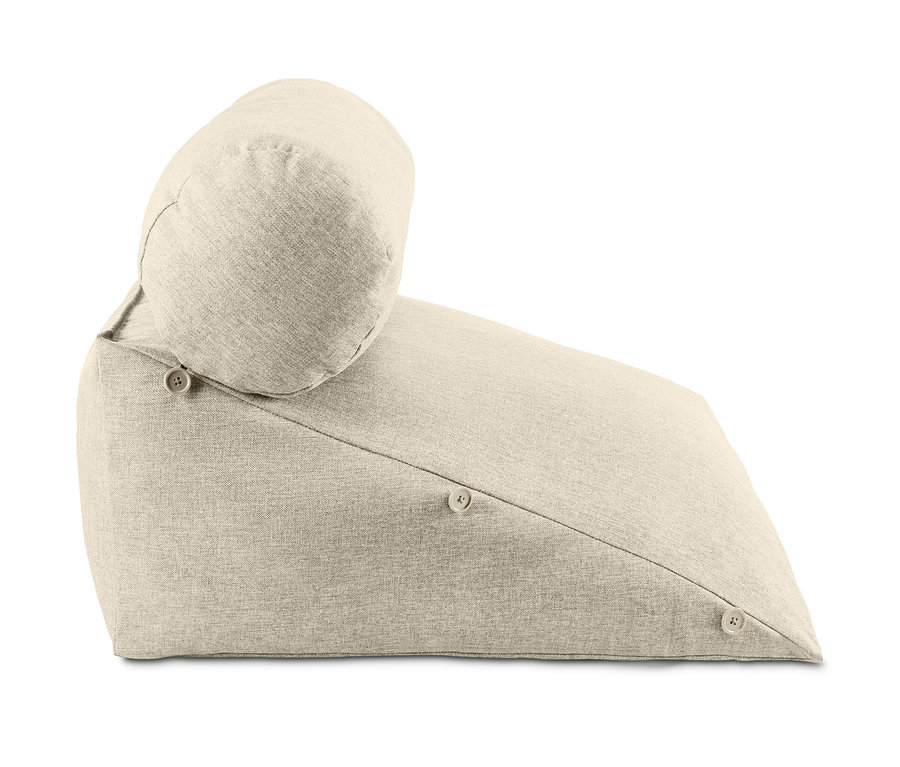 Beiges Keilkissen mit runder Kopfstütze, die mit Knöpfen befestigt ist.