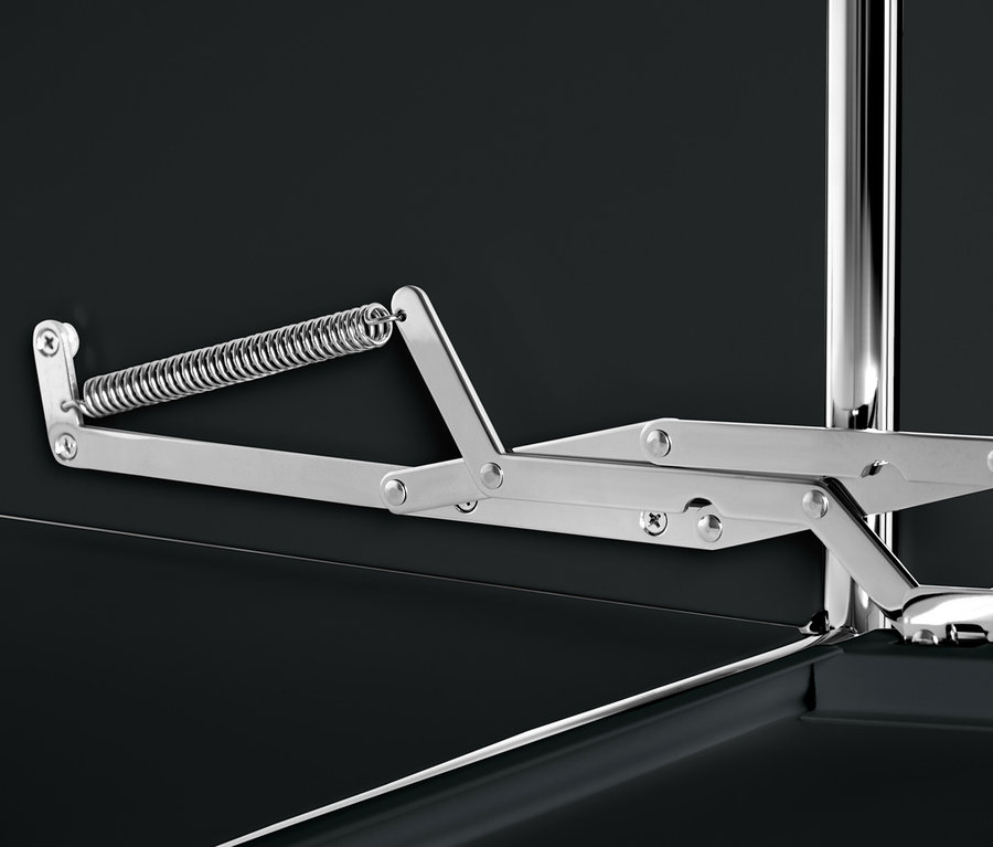 Detailaufnahme des Klappmechanismus einer schwarzen Kommode Metall »CN3« mit 6 Klappenfächern.