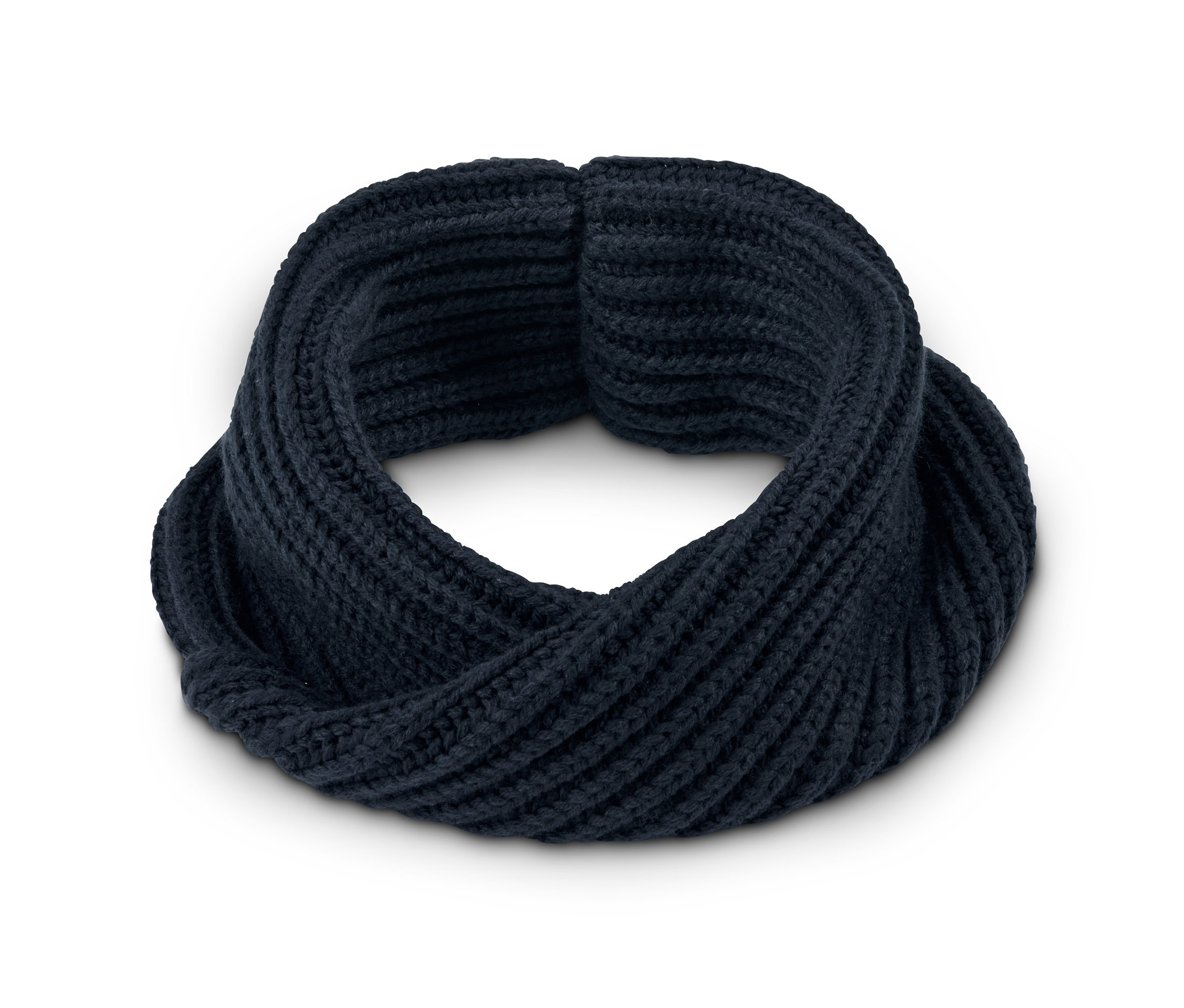 Nahaufnahme eines Strickloops auf weißem Hintergrund.