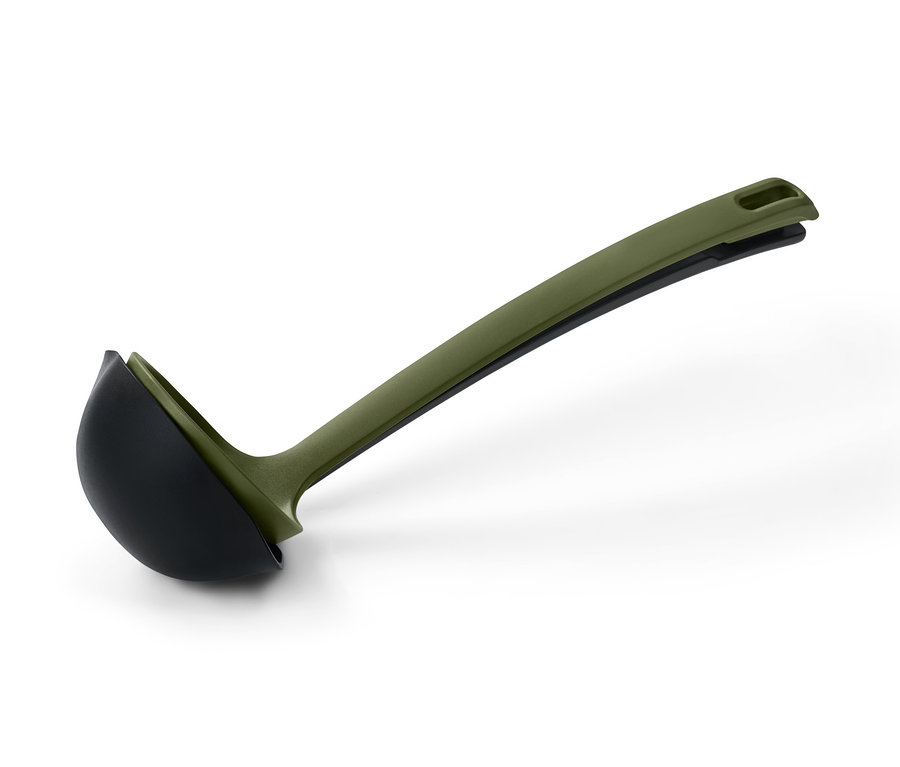 Ein grüner Multifunktions-Schöpfer mit schwarzem Schöpferteil auf einem weißen Hintergrund.