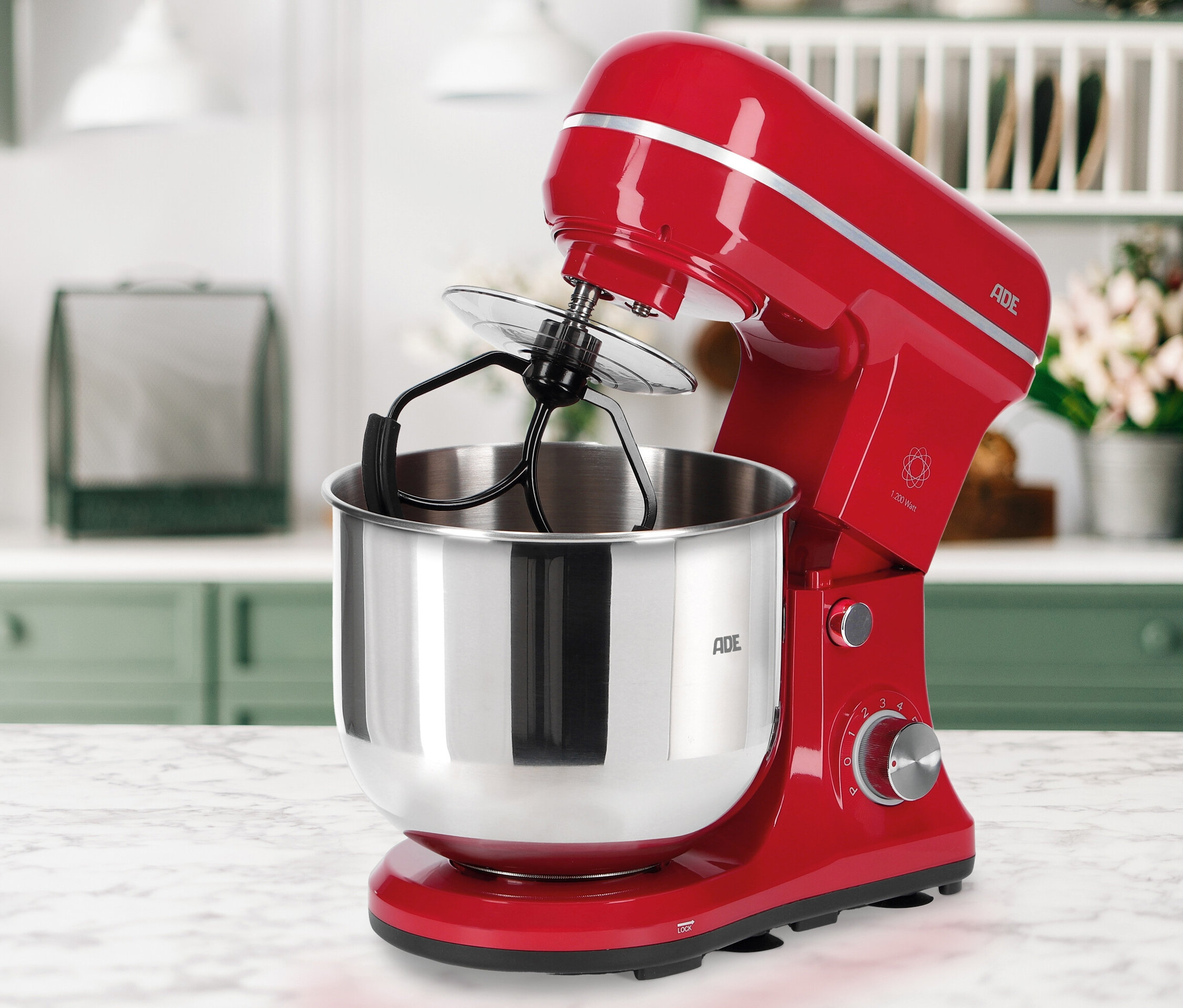 Rote ADE Küchenmaschine »KA2100« mit Edelstahlschüssel und Knethakenaufsatz auf einer Marmorplatte.