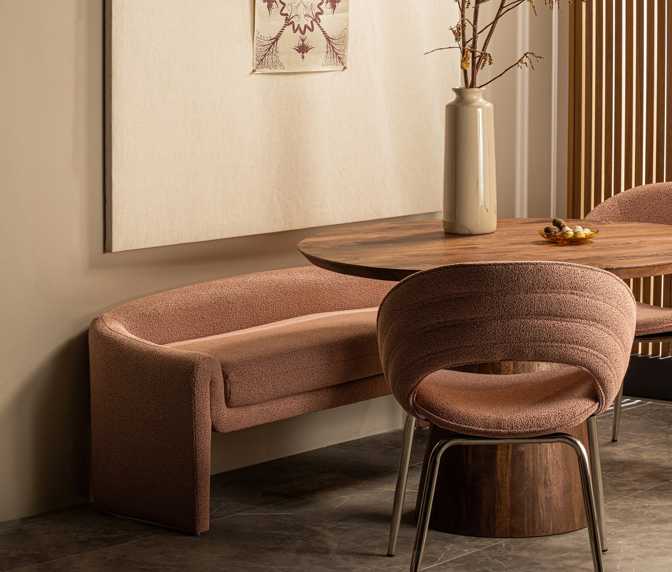 Eine rosafarbene BePureHome Bank »Zone« steht an einem Holztisch im Innenraum.