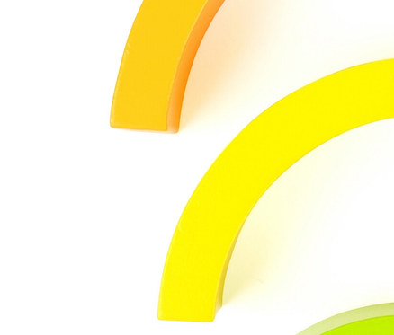 Auf einem weißen Hintergrund befindet sich ein Satz Regenbogenbögen, von Rot nach Blau, die einen Regenbogen bilden. Es handelt sich um ein Motorikspiele-Set »Regenbogen« von small foot.