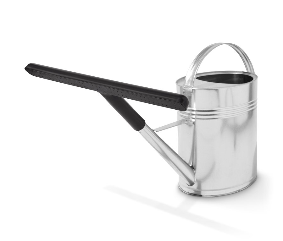 Silberne Gießkanne mit schwarzem Gießkannen-Aufsatz.
